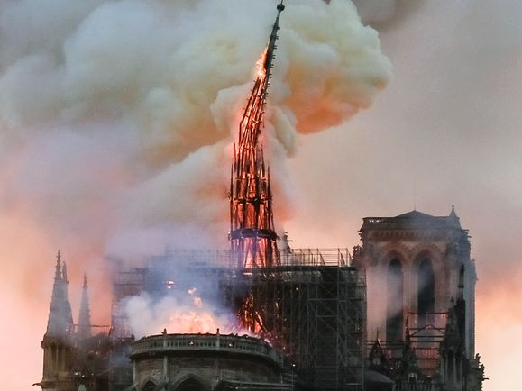 Fall des Spitzturms beim Brand der Kathedrale Notre-Dame in Paris am 15. April 2019.